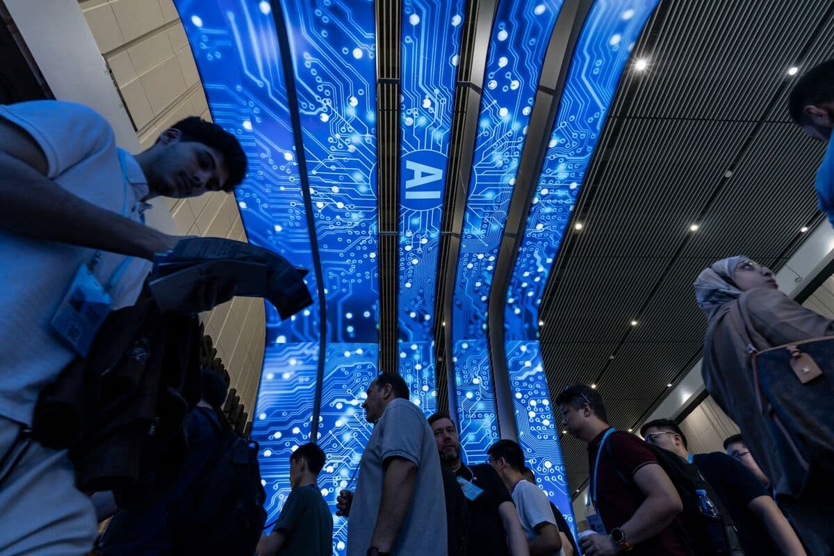 AI Investment Risks Highlighted as BIS Flags Threats to Global Economy - Bloomberg
