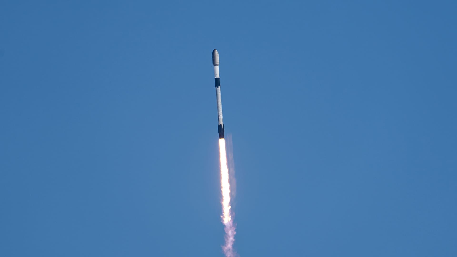 SpaceX launches 24 Starlink satellites to orbit from California (video)