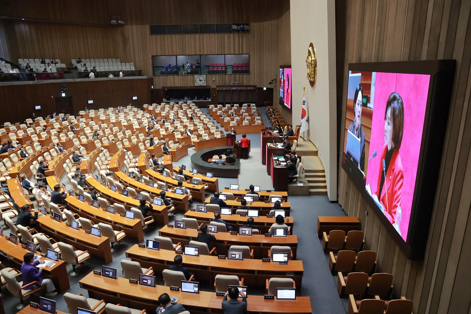 Rival parties clash over Cabinet reshuffle, constitutional revision at interpellation session - The Korea Times