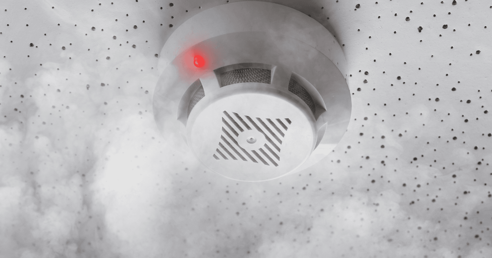 Algunas alarmas de humo domésticas contienen aproximadamente 0,3 microgramos de americio, un elemento radiactivo fabricado en reactores nucleares. Fue producido por primera vez en la década de 1940 y ahora se utiliza en un dispositivo que se puede comprar por unos diez dólares - ScienceBlog.com