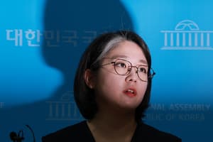 Nominierte Gleichstellungsministerin lehnt Forderungen zum Verzicht auf Parlamentssitz ab und kritisiert Regierungs- sowie Oppositionsparteien - The Korea Herald