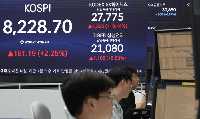 The KOSPI, which hit an all-time high the previous day, is on the decline due to pressure for profit.. - MK