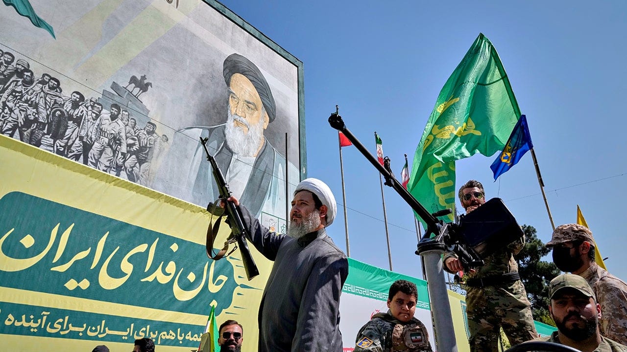 Trump examine sa prochaine action dans la guerre avec l'Iran alors que Téhéran menace d'utiliser de nouvelles armes