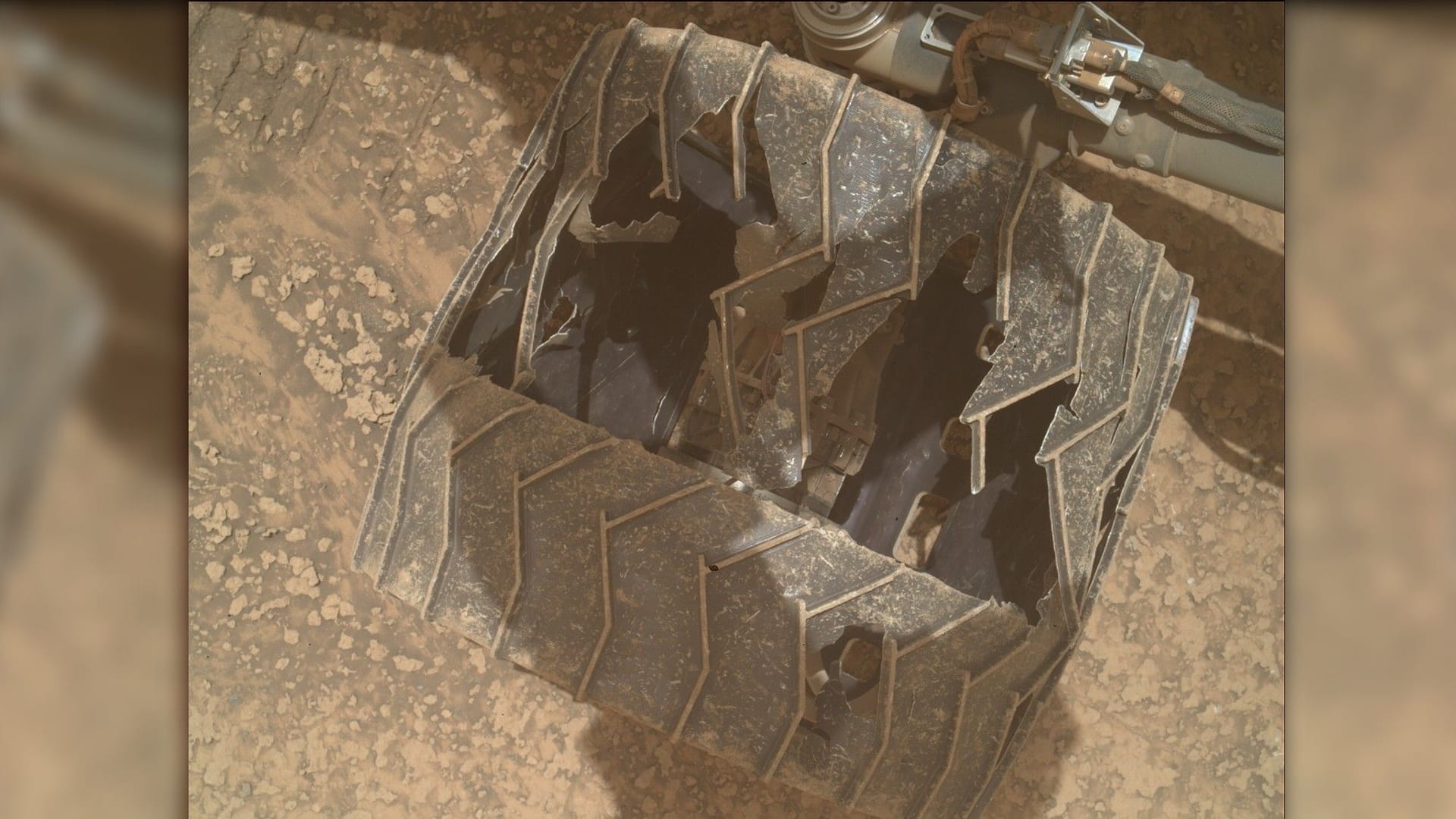 Curiosity Mars rover inspects cracked wheel