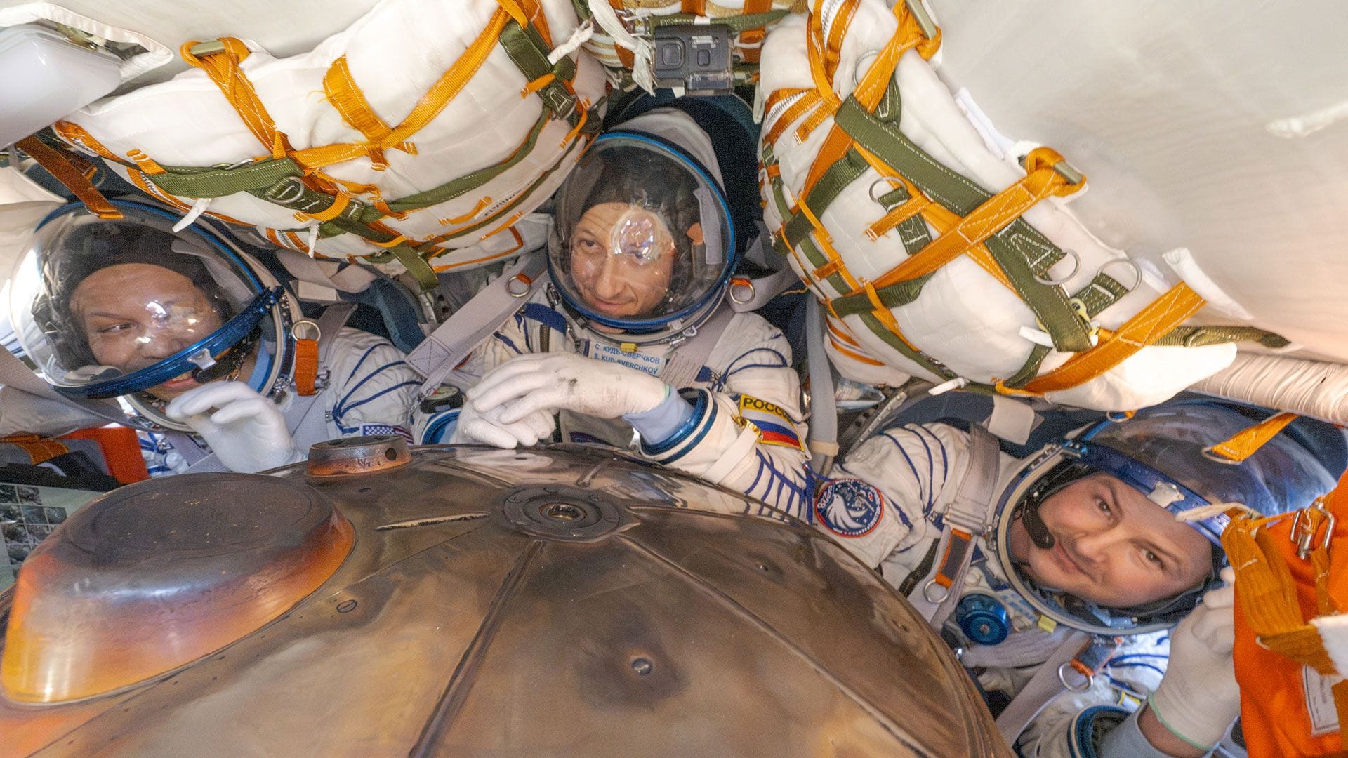 NASAの宇宙飛行士と2名のコスモノート、宇宙ステーションでの241日間を経て地球に帰還