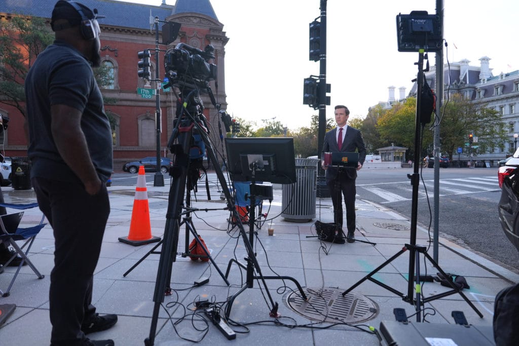 Richter ordnet an, dass das Weiße Haus den Zugang für CNN, MS NOW und Politico wiederherstellen muss; Reporter berichten, sie seien weiterhin blockiert
