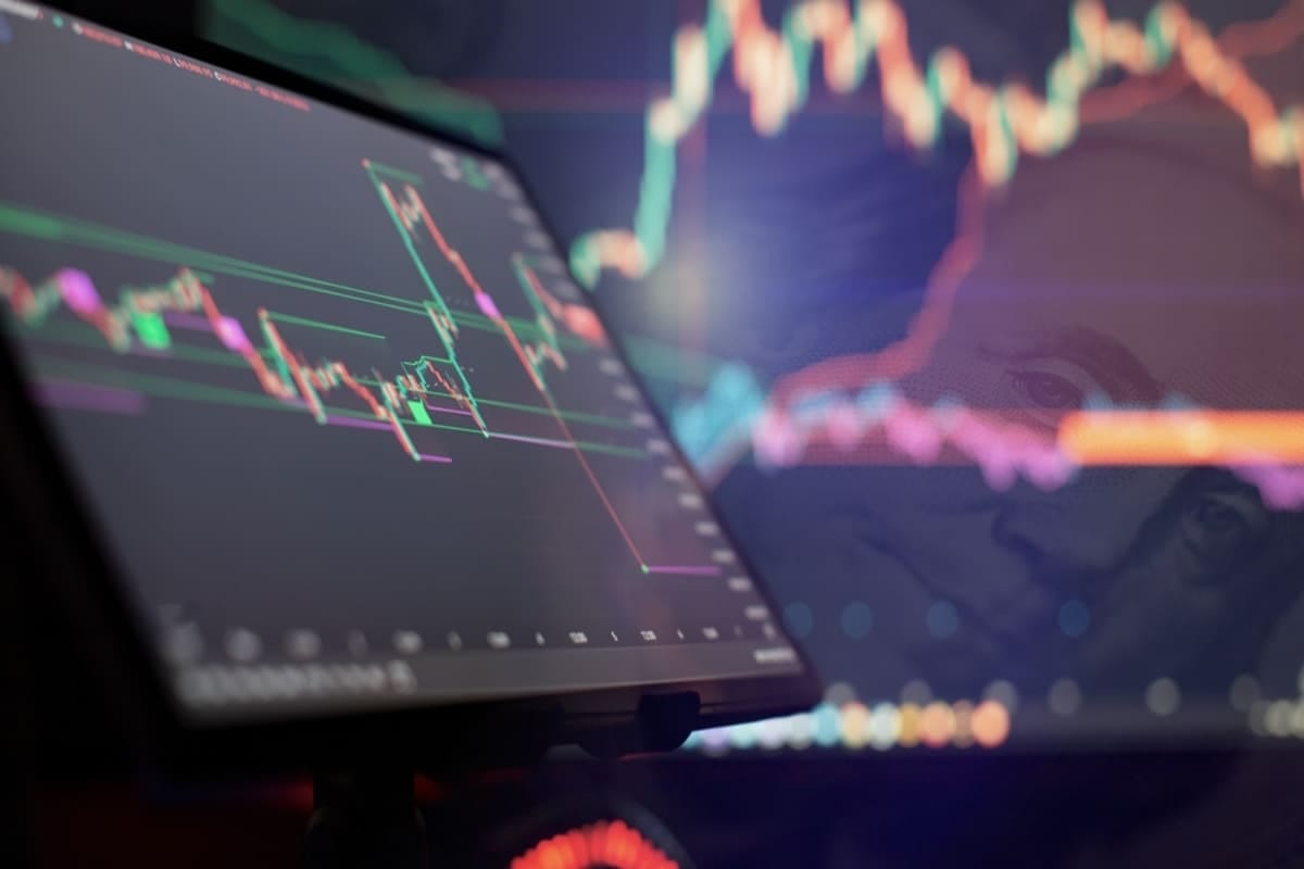 本日の株式市場：米インフレ鈍化によりNasdaqが0.90%上昇、KOSPIが7%急騰、FTSE 100が0.30%上昇