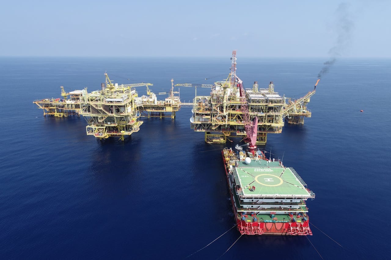 Los precios del petróleo suben mientras las tensiones entre EE. UU. e Irán amenazan los envíos de crudo por el Estrecho de Ormuz - EconoTimes