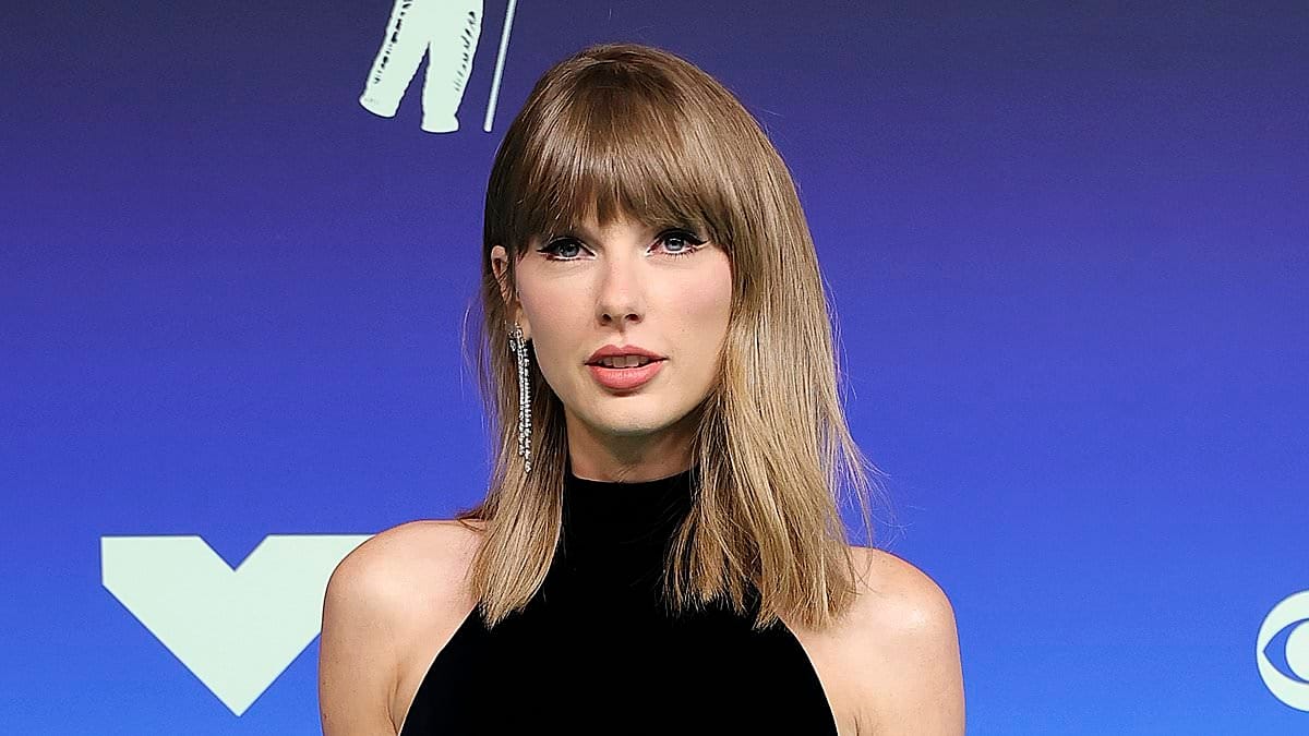 VMAs 2026 best dressed! Taylor Swift dazzles in shimmering gown as she leads the red carpet fashion parade alongside leggy Paris Hilton and scantily clad JoJo