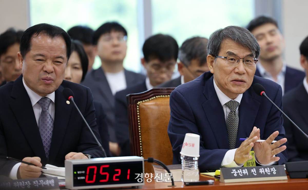 President Lee Jae Myung “The National Election Commission allegations must be thoroughly investigated”… The National Assembly special committee on a state affairs investigation rebukes in unison, “Is the National Election Commission engaging in collective - 경향신문
