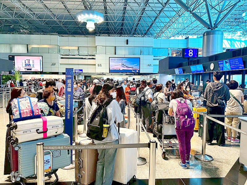 EVA Air to raise excess baggage fees on Sept. 29 - Taipei Times