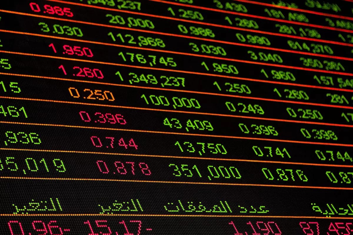Intercontinental Exchange handelt unter Analystenzielen, Aktien spiegeln vorsichtige Stimmung wider