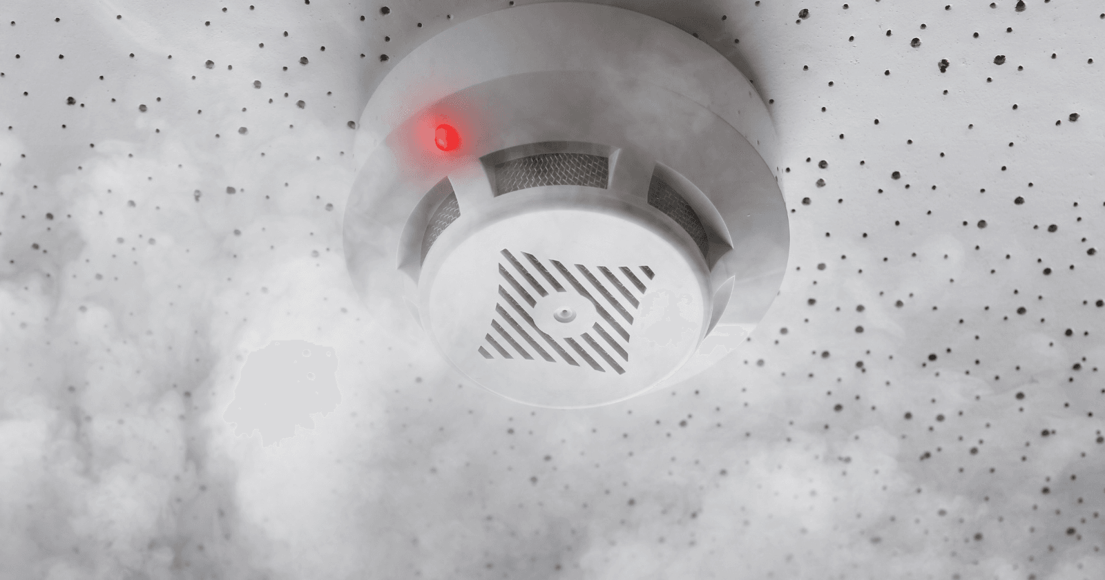 Algunas alarmas de humo domésticas contienen aproximadamente 0,3 microgramos de americio, un elemento radiactivo fabricado en reactores nucleares. Fue producido por primera vez en la década de 1940 y ahora se utiliza en un dispositivo que se puede comprar por unos diez dólares - ScienceBlog.com