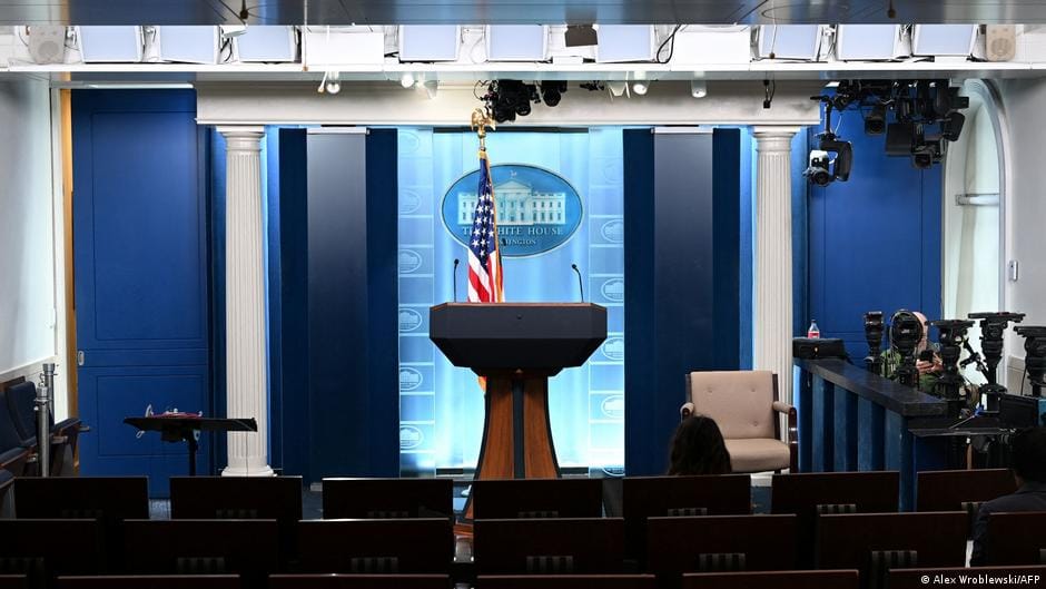 US: Judge orders Trump to lift White House media ban