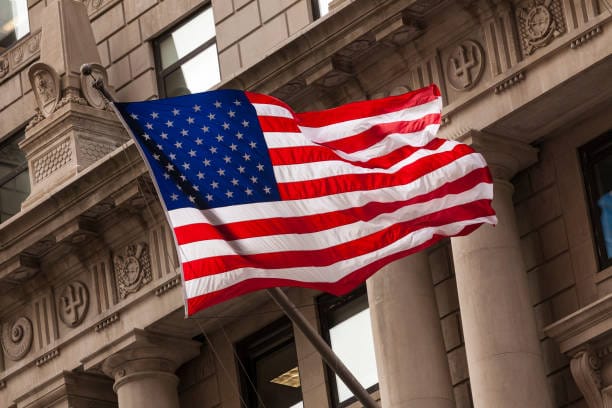 【デイリーブリーフ】米10年債利回りが一時5%を突破、S&P 500は7,602まで下落、FRB決定を控えドルは99.3ドルで堅調に