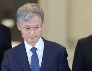 最高裁との摩擦激化で李大統領の支持率が下落 - The Korea Herald