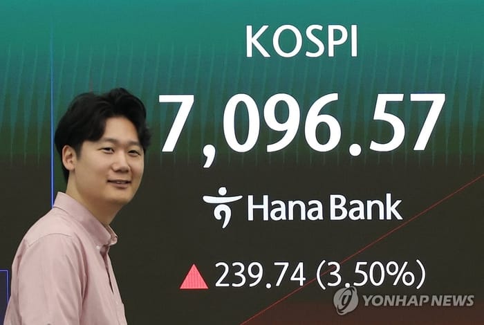 While the KOSPI recaptured the 7,200 level shortly after the opening on the 15th, the stock market w.. - MK