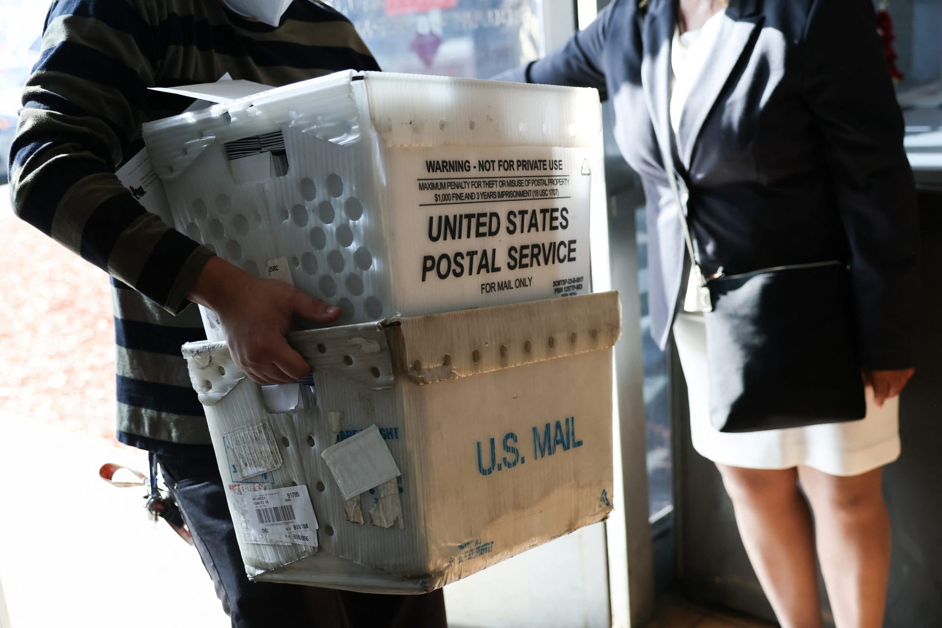 El USPS desafió repetidamente a los tribunales para impulsar el ataque de Trump al voto por correo, alega un denunciante - Democracy Docket