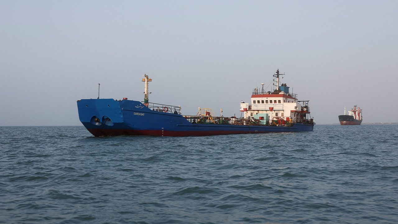 I prezzi del petrolio rimangono bassi; lo Stretto di Hormuz al centro dei negoziati tra Iran e Oman