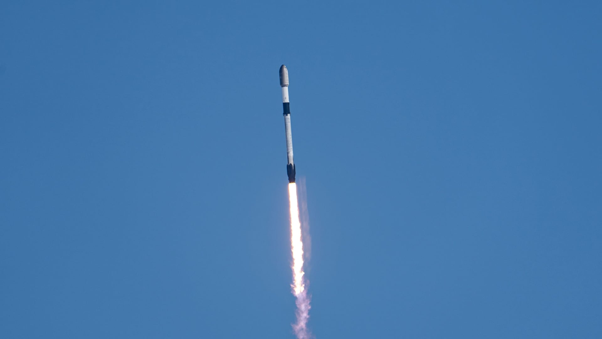 SpaceX meluncurkan 24 satelit Starlink ke orbit dari California (video)