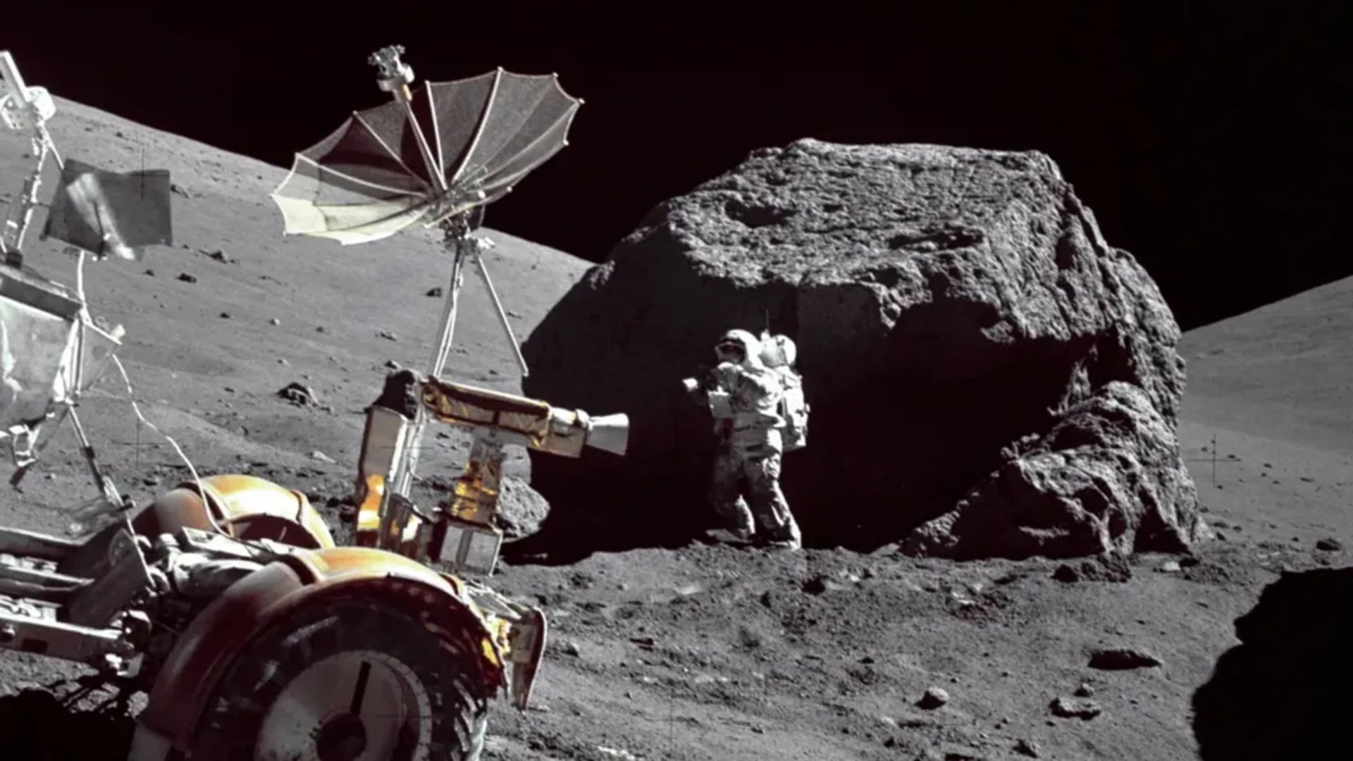 Frammenti microscopici di antica tecnologia aliena potrebbero infestare la Luna — e gli scienziati hanno un piano per trovarli