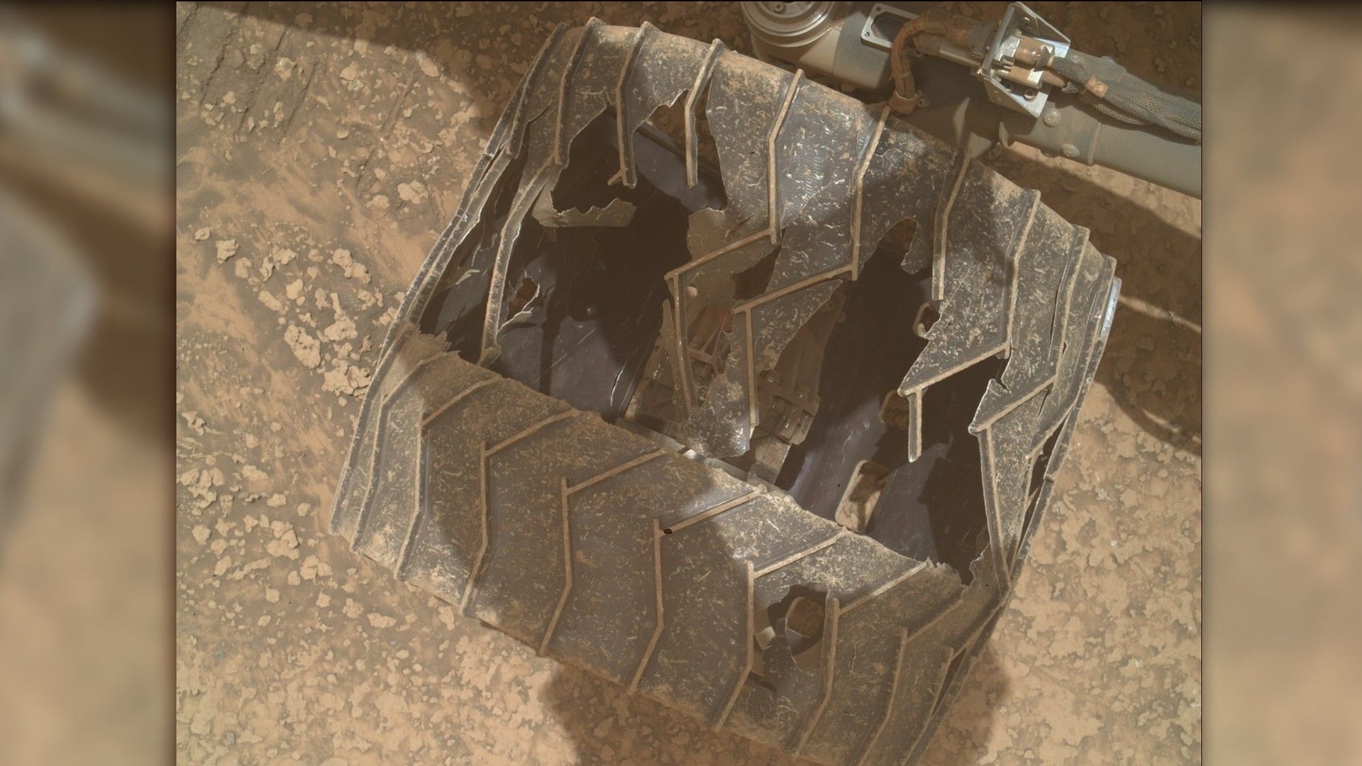 Curiosity Mars-rover inspecteert gebarsten wiel