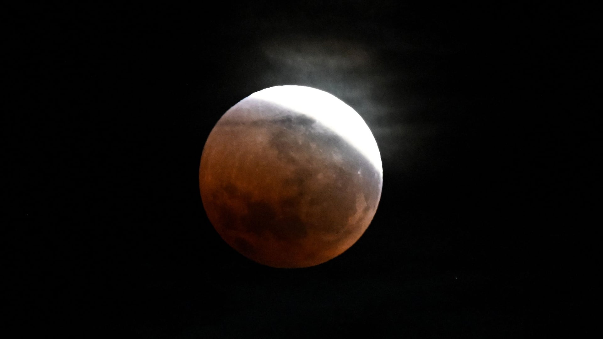 Un'eclissi lunare parziale al 96% tra una sola settimana: ecco cosa c'è da sapere