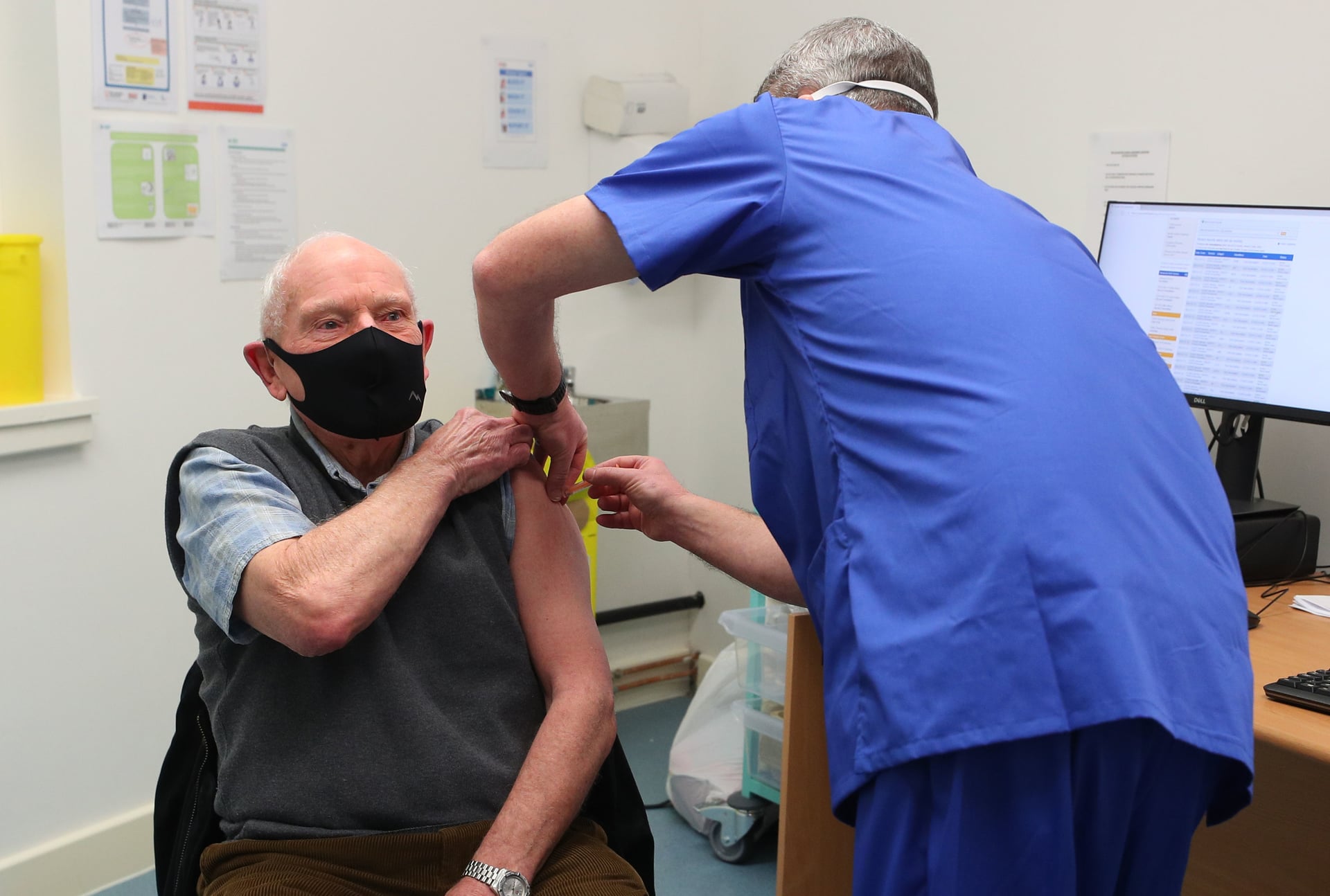 Bijgewerkte COVID-vaccins tegen de XFG-variant bereiken apotheken terwijl federale richtlijnen voor geschiktheid onduidelijk blijven