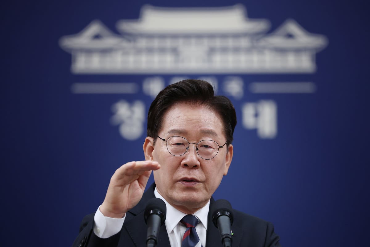 總統支持率首次出現「死亡交叉」反轉……執政黨內傳出「在總統府與黨內、黨外衝突中，缺乏安撫民心的政策」之聲 - 경향신문