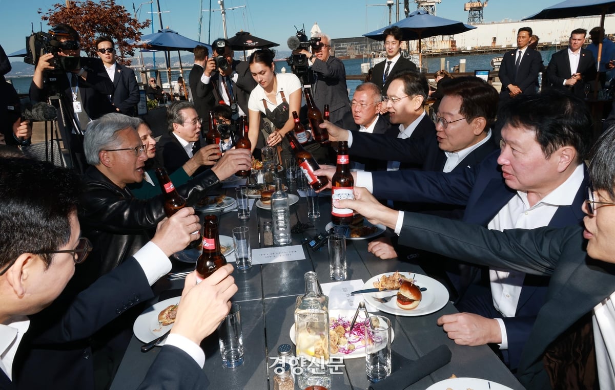 Una capitalizzazione di mercato combinata di sbalorditivi 1,7 gyeong···I colossi globali dell'IA convergono, cena con il Presidente Lee negli Stati Uniti [Foto Highlights] - 경향신문