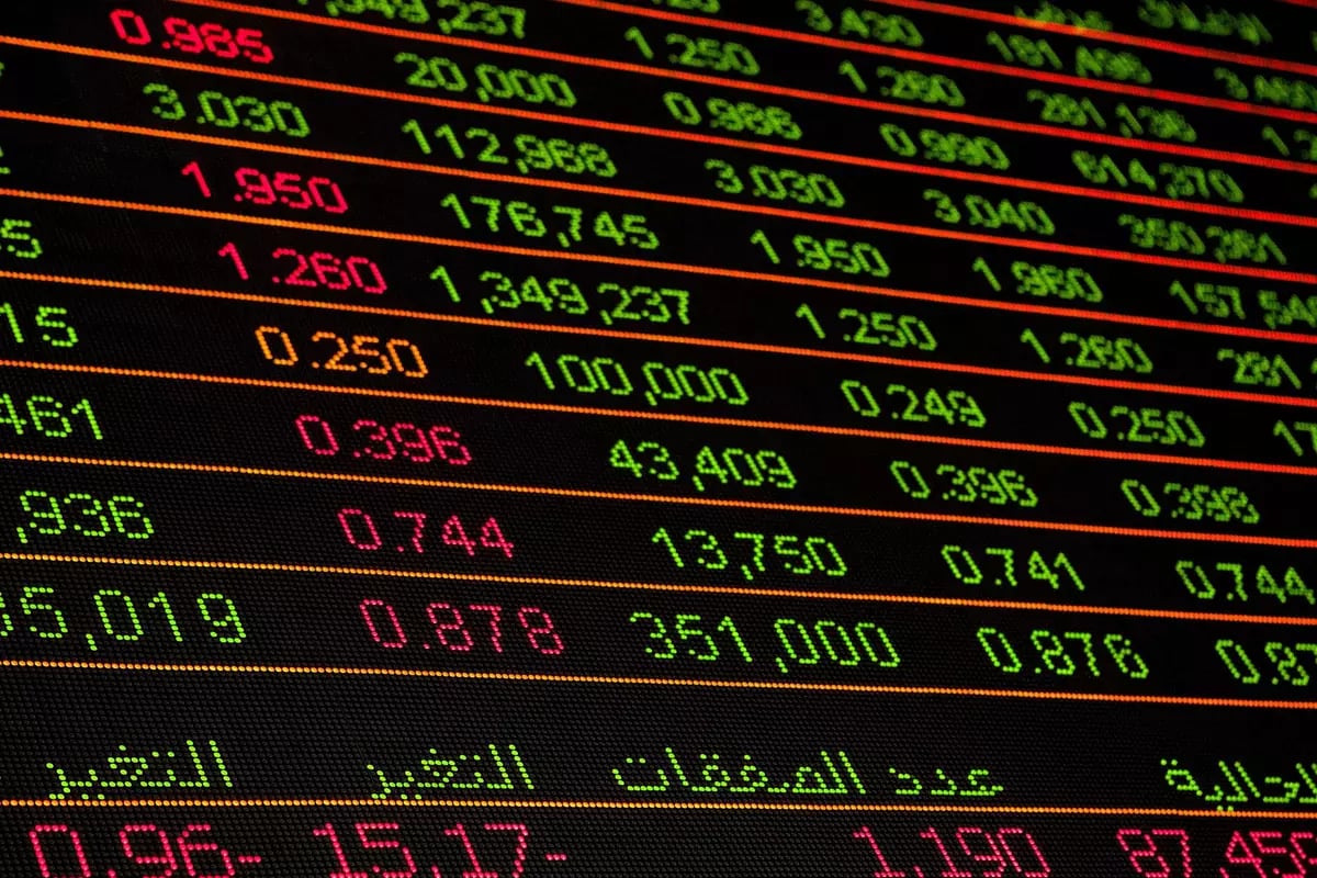 Intercontinental Exchange trades below analyst targets, shares reflect cautious sentiment