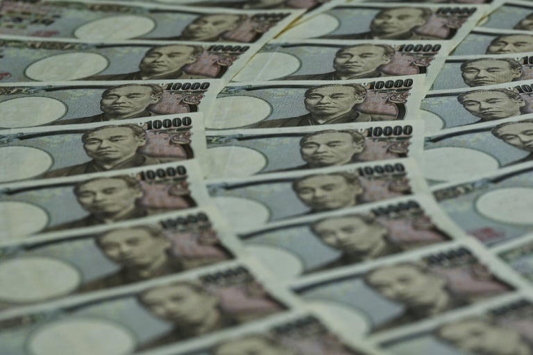 Struggling traders: Seoul's Kospi stock index tanks 10% to lead tech-fuelled Asia rout - RTL Today