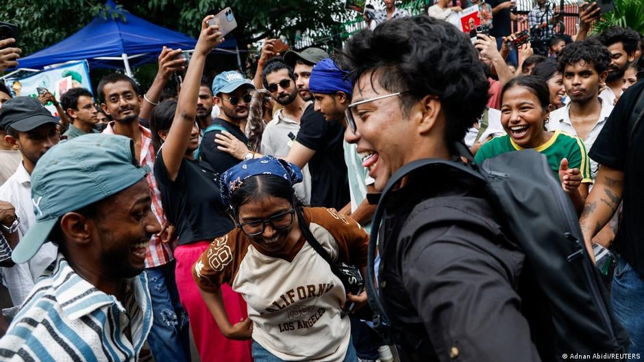 India nieuws: 'Kakkerlakken' beëindigen protest na aftreden minister