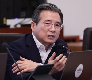El jefe de política presidencial Kim Yong-beom renuncia - The Korea Herald