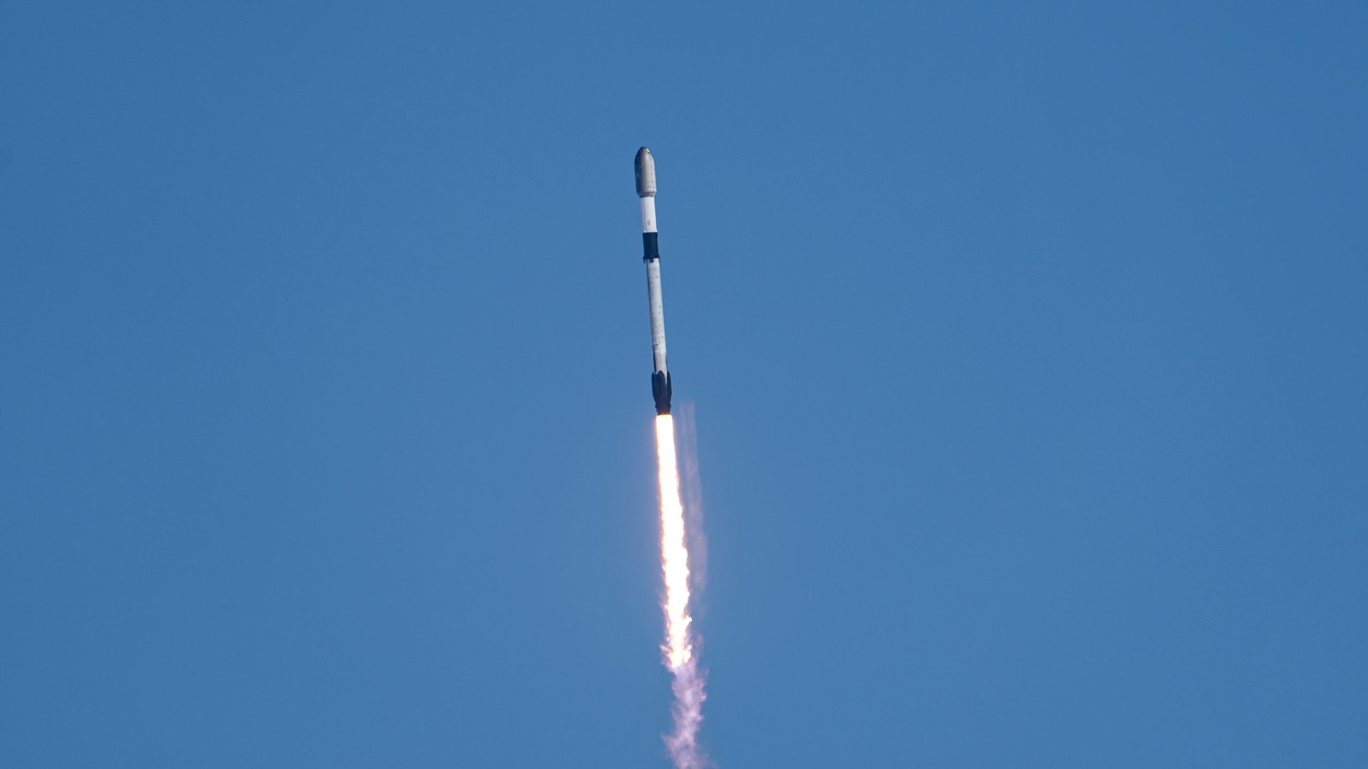 SpaceX launches 24 Starlink satellites to orbit from California (video)