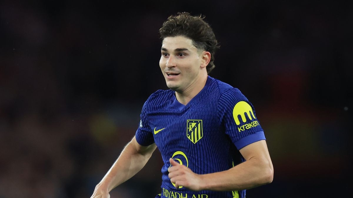 Transfer news LIVE: Man Utd agreement, Alvarez to Arsenal, Iraola contract details - The Mirror