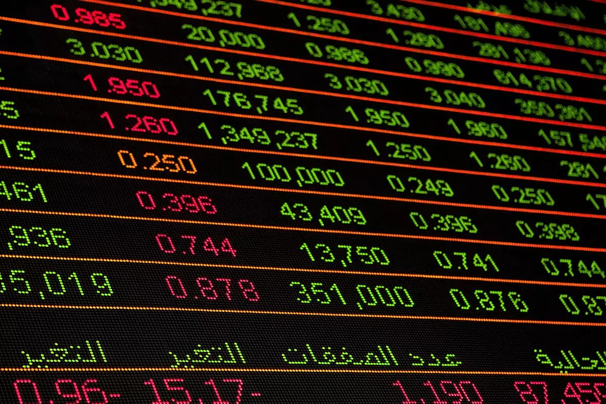 Intercontinental Exchange handelt unter Analystenzielen, Aktien spiegeln vorsichtige Stimmung wider