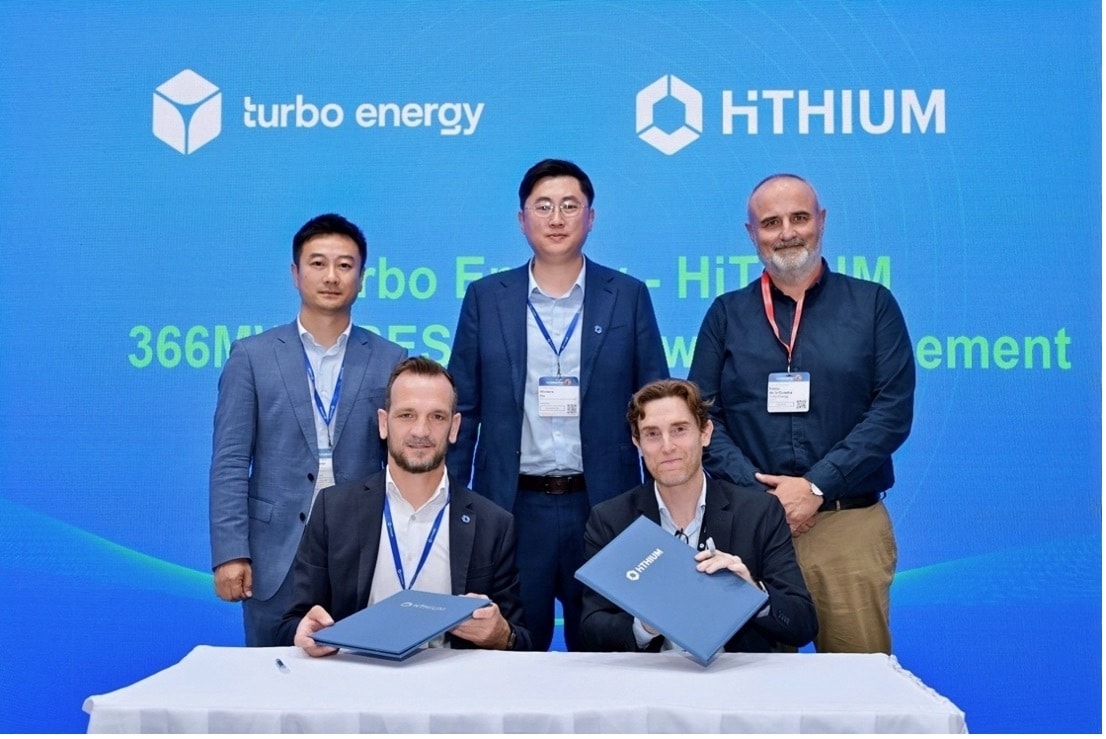Turbo Energy और Hithium ने यूरोप की 15 औद्योगिक सुविधाओं में AI-संचालित ऊर्जा बुनियादी ढांचे की तैनाती की