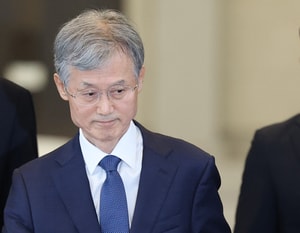 Lee's approval rating sinks as friction with top court flares - The Korea Herald