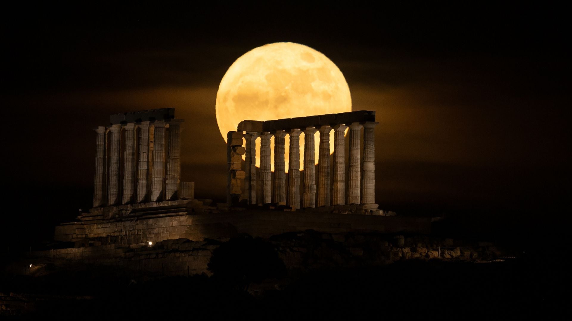 La Luna Blu di maggio incanta gli astronomi di tutto il mondo — ecco le foto spettacolari della luna piena più piccola del 2026