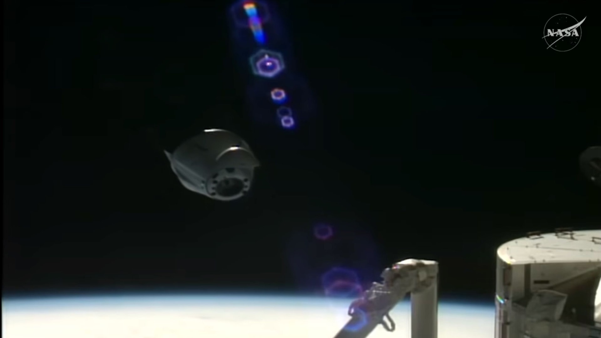 La capsula cargo Dragon di SpaceX si sgancia dalla ISS e fa ritorno sulla Terra