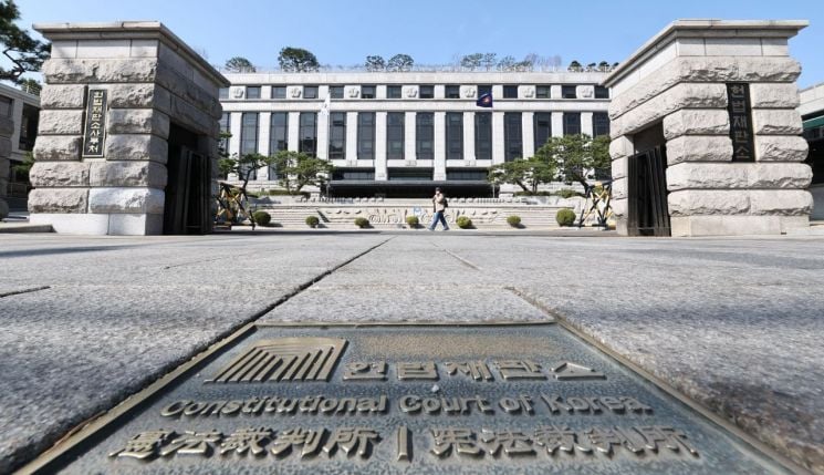 Due ex ricercatori della Corte Costituzionale entrano in grandi studi legali... Emergono preoccupazioni per il 'mercato interno della Jaepanso-won' - The Asia Business Daily