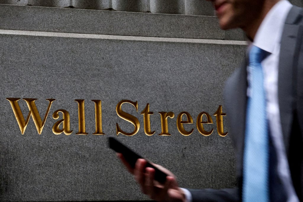 Wall Street se mantiene más estable mientras las acciones de IA recuperan parte de las ventas de la semana pasada