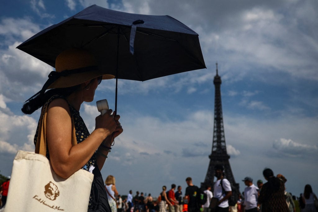 La Francia limita il consumo di alcol in pubblico e gli sport all'aperto mentre l'ondata di calore colpisce parti d'Europa