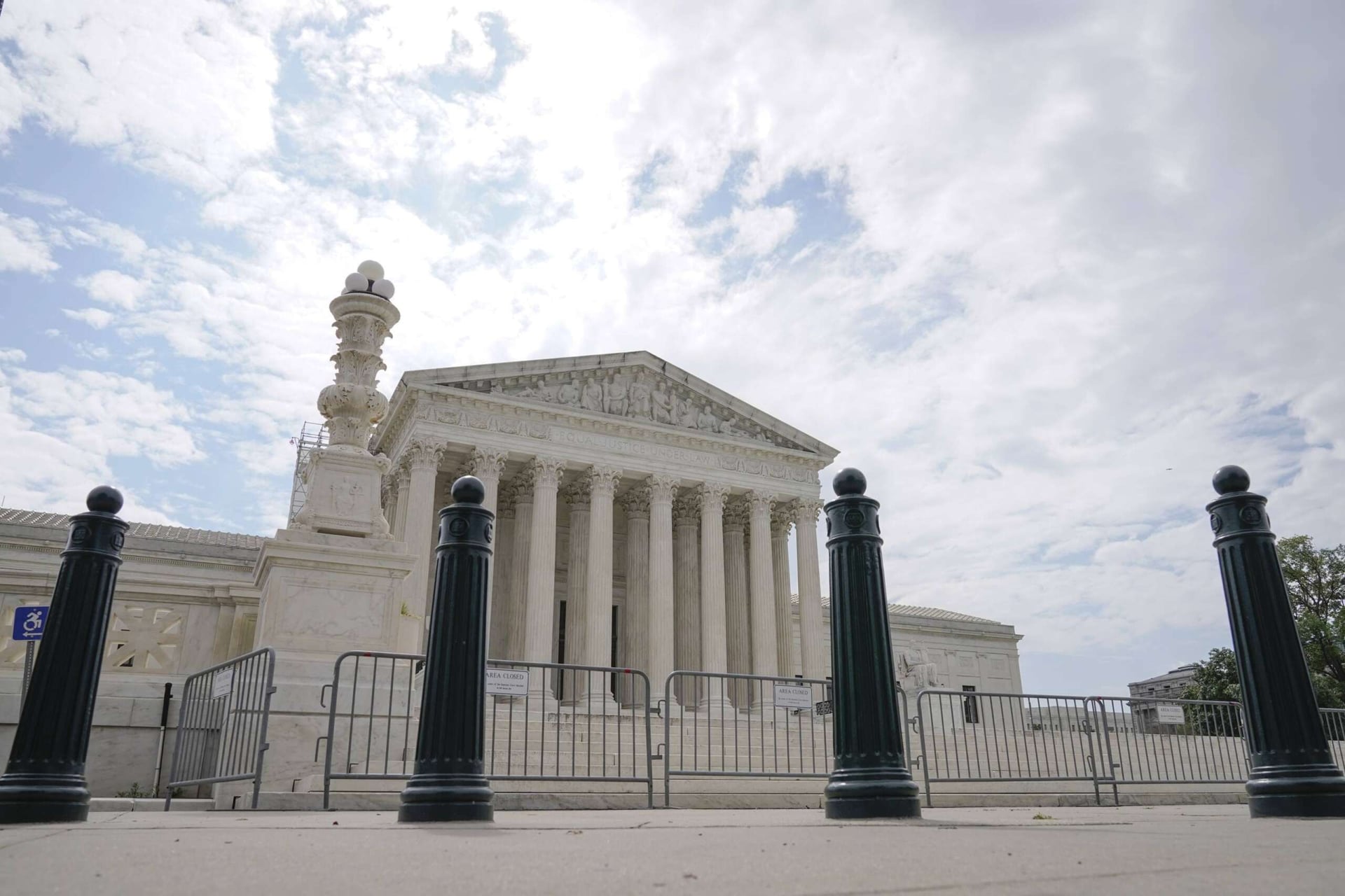 Mentre aumentano le minacce, i giudici della Corte Suprema chiedono finanziamenti per la sicurezza al Capitol Hill