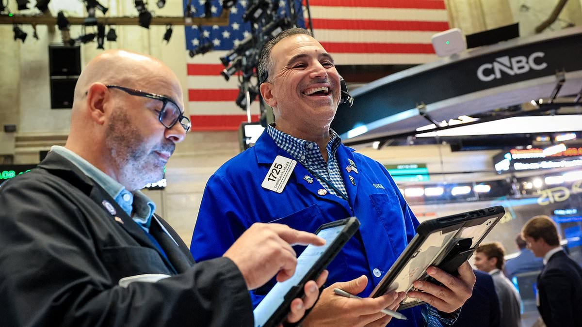 Wall Street tira un sospiro di sollievo mentre la Fed mantiene invariati i tassi, nonostante la crescente pressione per un rialzo