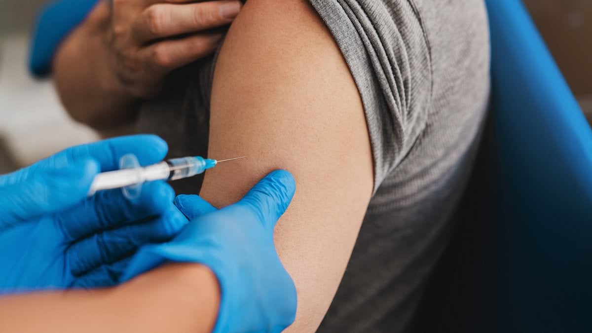 Nieuwe mRNA-griepvaccin wordt uitgerold - volwassenen boven de 50 worden aangespoord tot vaccinatie met dezelfde technologie als omstreden Covid-vaccin