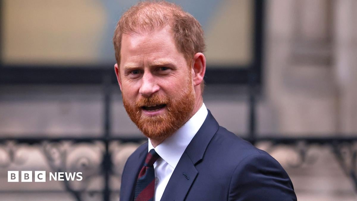 Harry begint bezoek aan het VK terwijl uitspraak volgt in privacyzaak tegen uitgever Daily Mail - BBC News