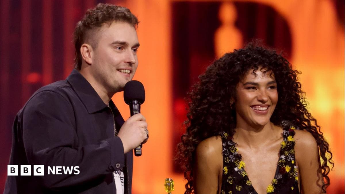 Sam Fender und Olivia Dean schreiben mit „Rein Me In“ Chartgeschichte - BBC News