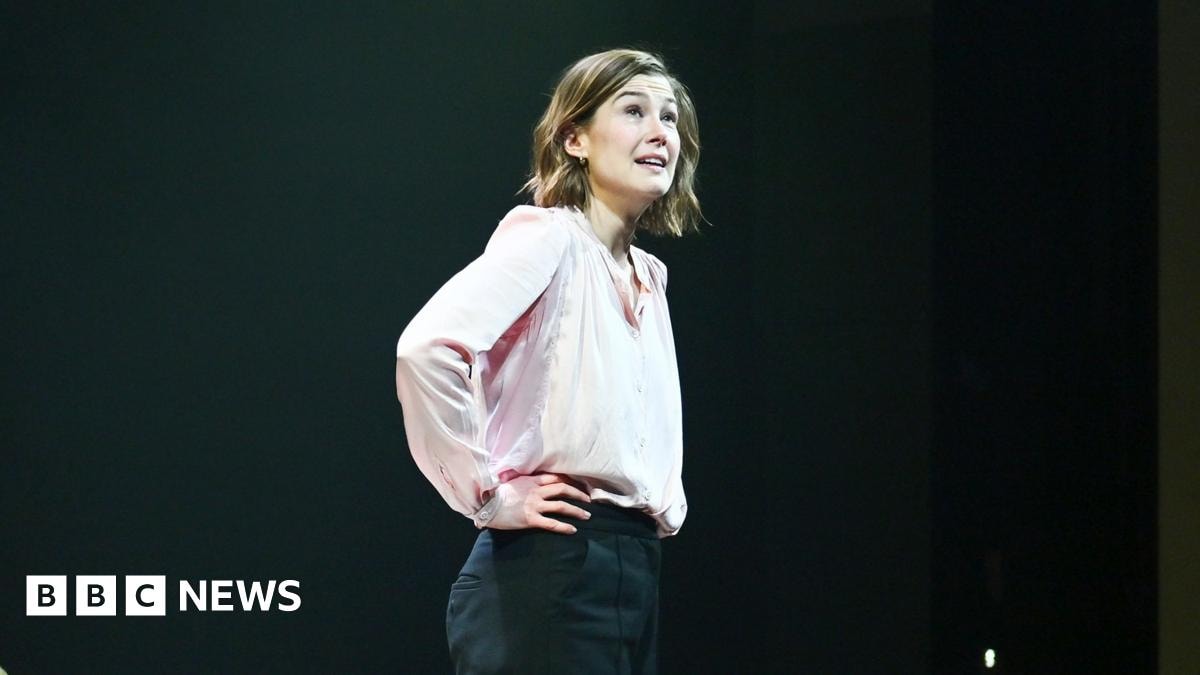 Rosamund Pike calls out audience member for texting during show - BBC News